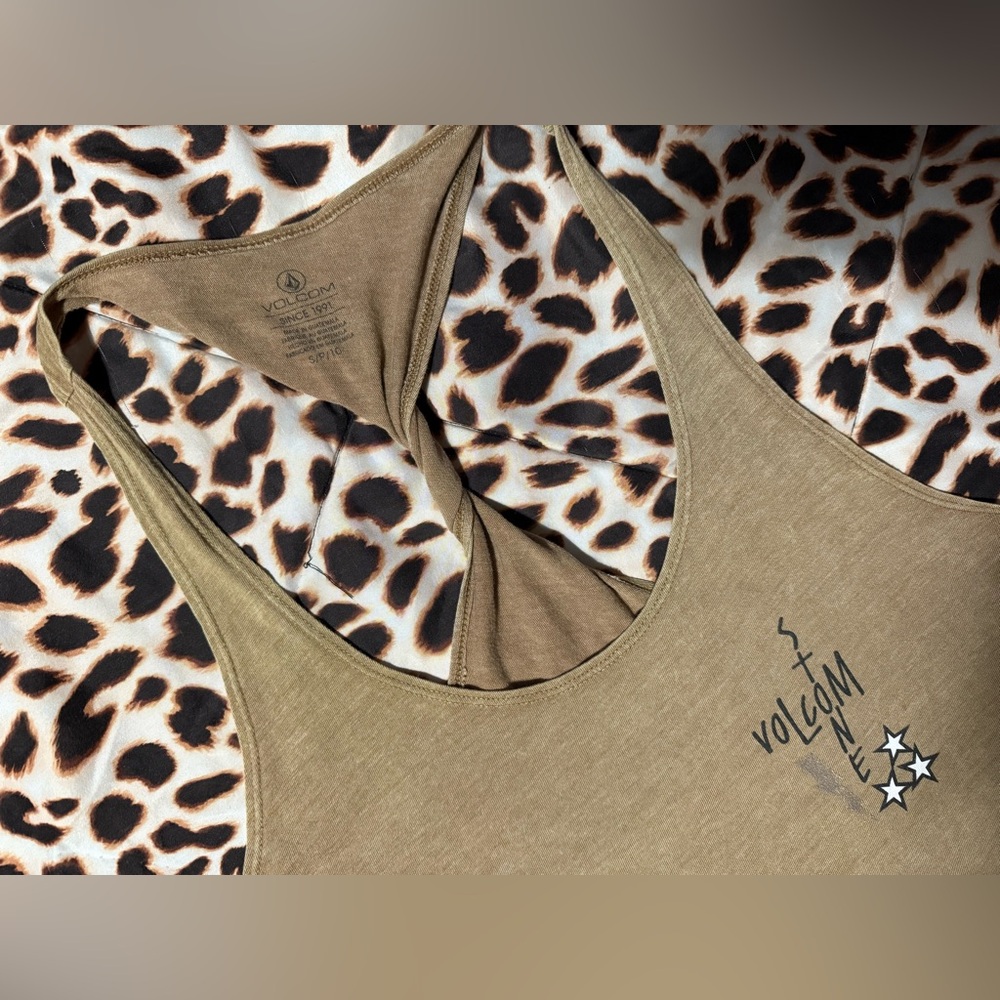 💕Volcom Tank💕 - Picture 2 of 6